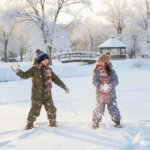 Enfants jouant dans la neige.